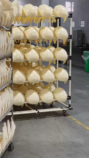 Ligne de production de casques de moto, photo réelle : processus complet, de l'injection de la coque aux produits finis