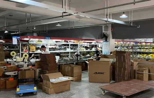 Visite de production : à l'intérieur de notre atelier moderne de fabrication de casques de moto